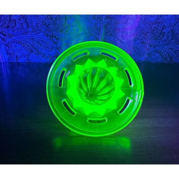 Vintage uranium glass reamer/juicer by u.s. glass co - Picture 4 of 10